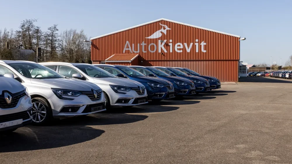 Groepsfoto AutoKievit Zierikzee opslagplaats occasions